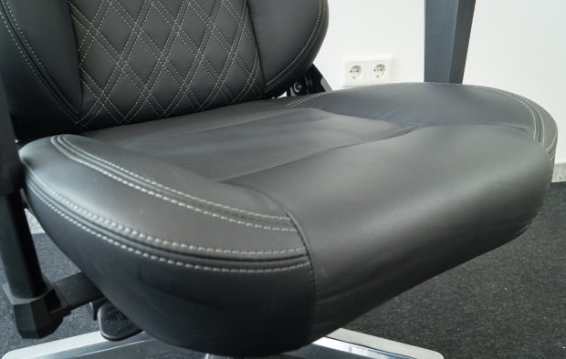 genuine-leather-seat-flap-in-test