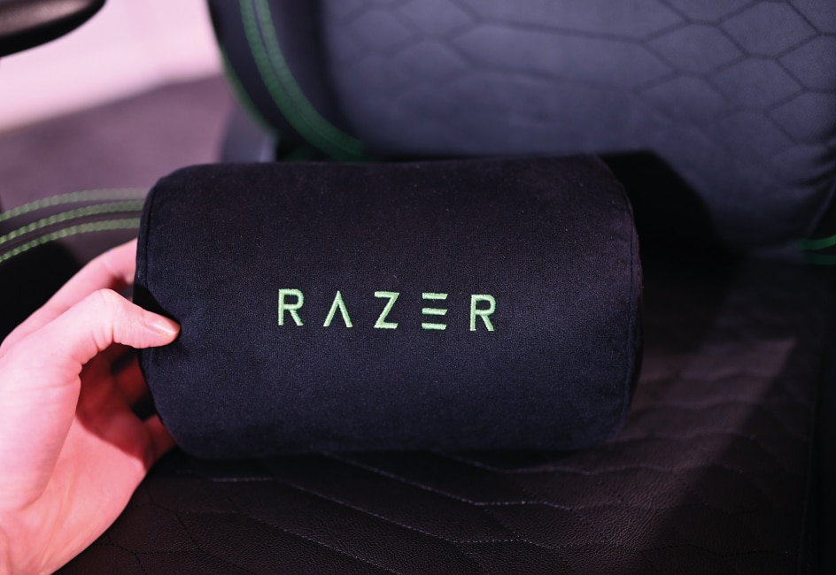 neck-pillow-with-razer-inscription